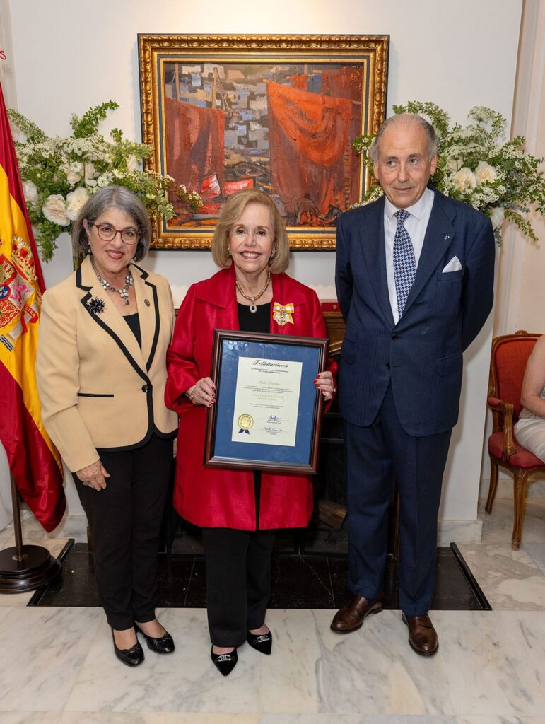 Orden Isabella Católica Presentada a Aida Levitan. Alcaldesa Daniella Levine Cava